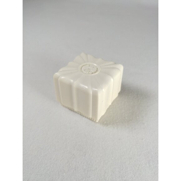 Vintage cream white ring box stylized lotus top, lift top plastic jewelry - Picture 3 of 10
